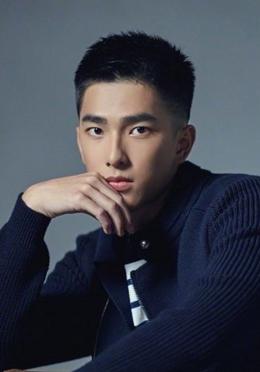 《华灯初上》的两位演员,曾敬骅去演了《不良执念清除师》,评分8.8分;