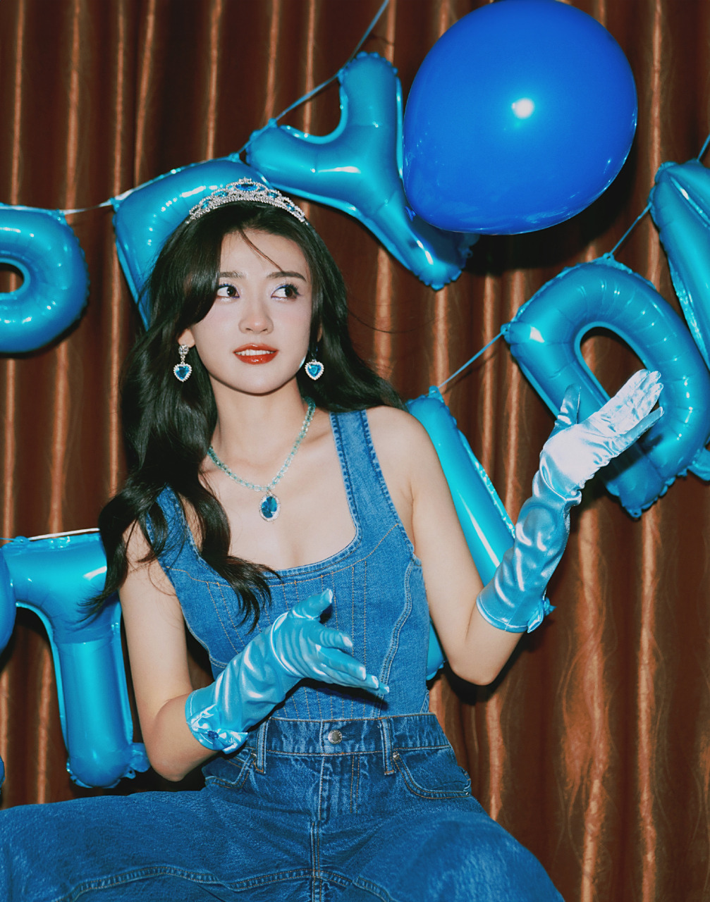 梁洁蓝色多巴胺穿搭,28岁生日甜美可爱写真组图.