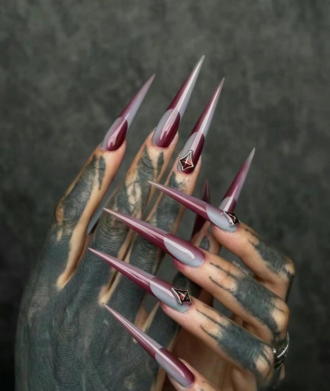 超长甲片美甲款式欧美风97939291 超长甲片美甲是一种将指甲