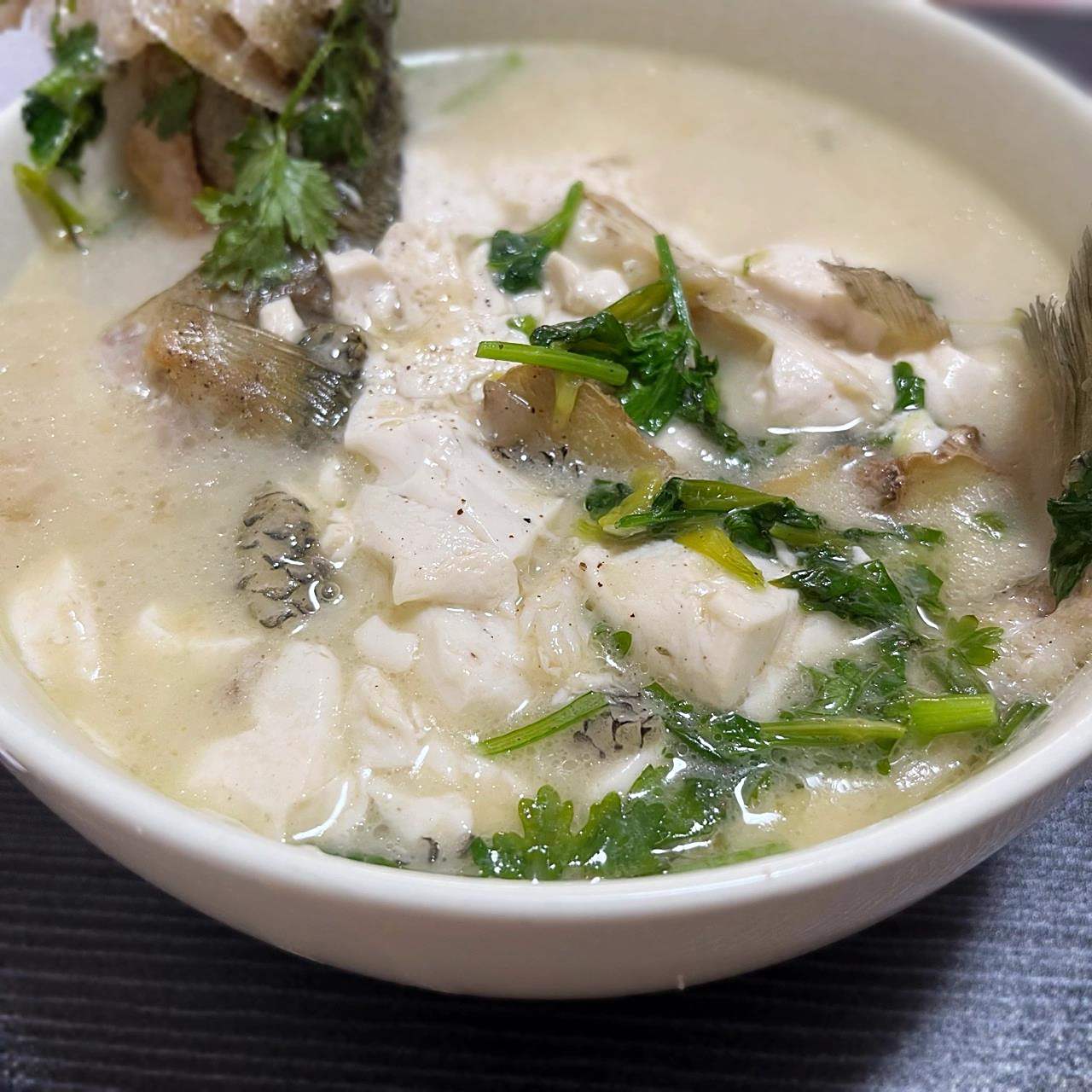 最喜欢奶白色的清汤鱼,减脂期无负担   今天没怎么吃东西,晚上做一道