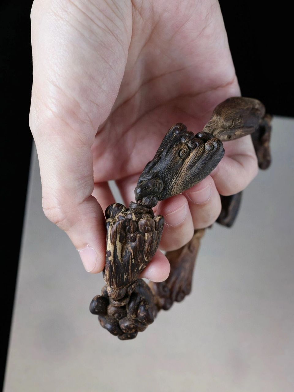 达拉干沉香"佛手"把玩大手串 沉水,香气高雅,乳香中带甜凉意,立体