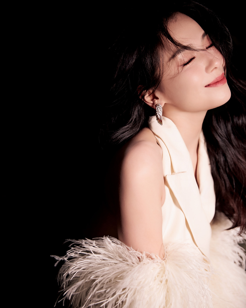 刘涛白色露肩马甲连体裤#  皓月细数两袖飞羽,一缕氤氲,熙攘心动