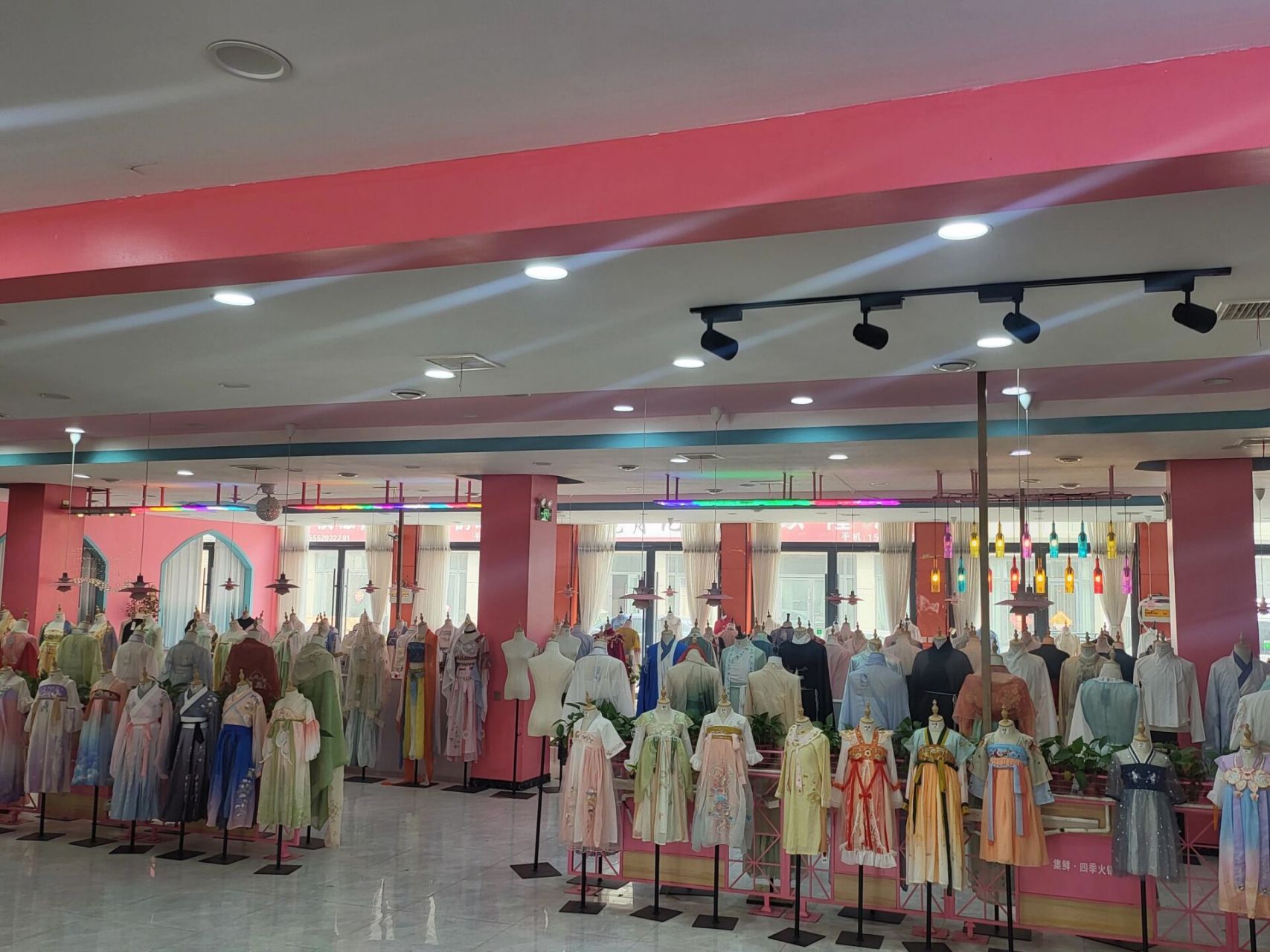 曹县汉服展厅工厂聚集地 曹县汉服基地安才楼汉服一条街 这里有你选不