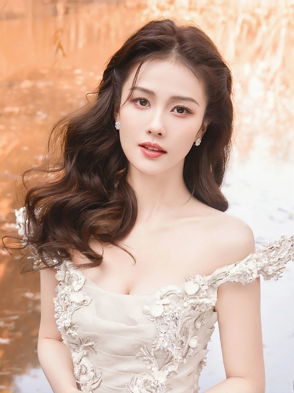 原来温婉的白鹿也如此性感