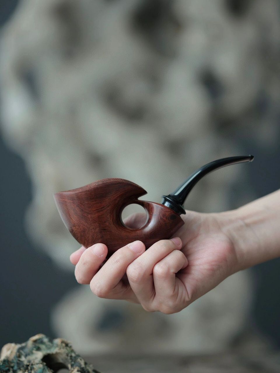 海南黄花梨"烟斗" 料质油润,纹理细腻,名家雕刻,造型简洁流畅,线条