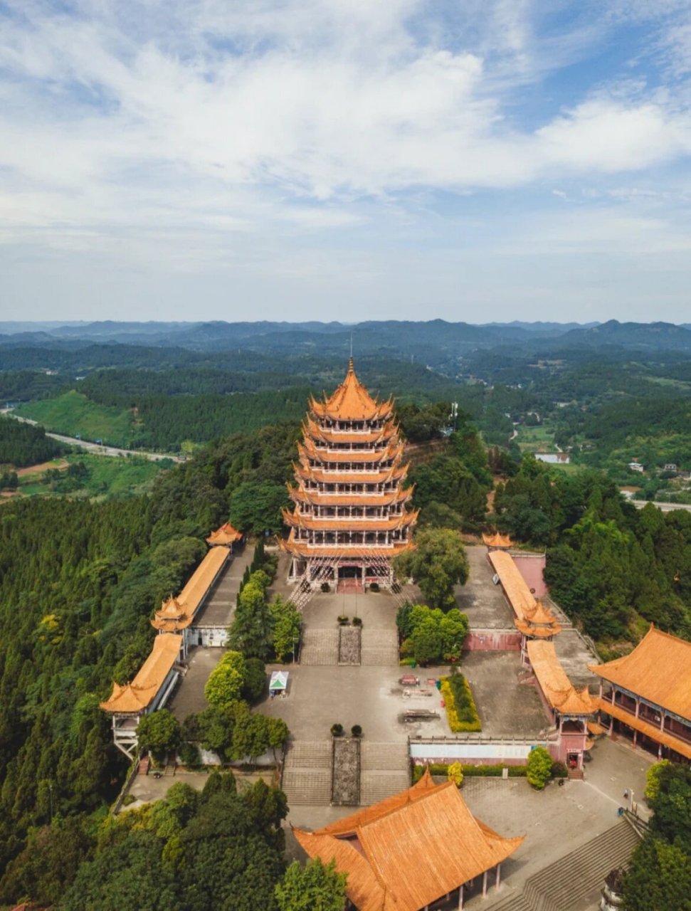 川中最火寺庙-灵泉寺 在川西平原中部的遂宁市有这么一座寺庙 这里的