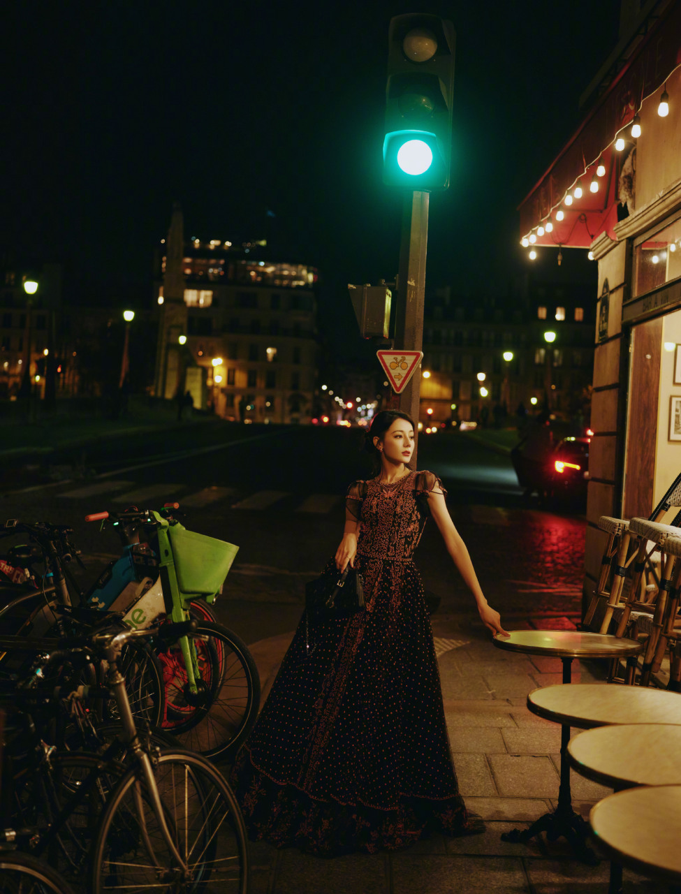 迪丽热巴巴黎时装周造型写真:塞纳河畔街拍大片,明媚优雅的热巴女郎,