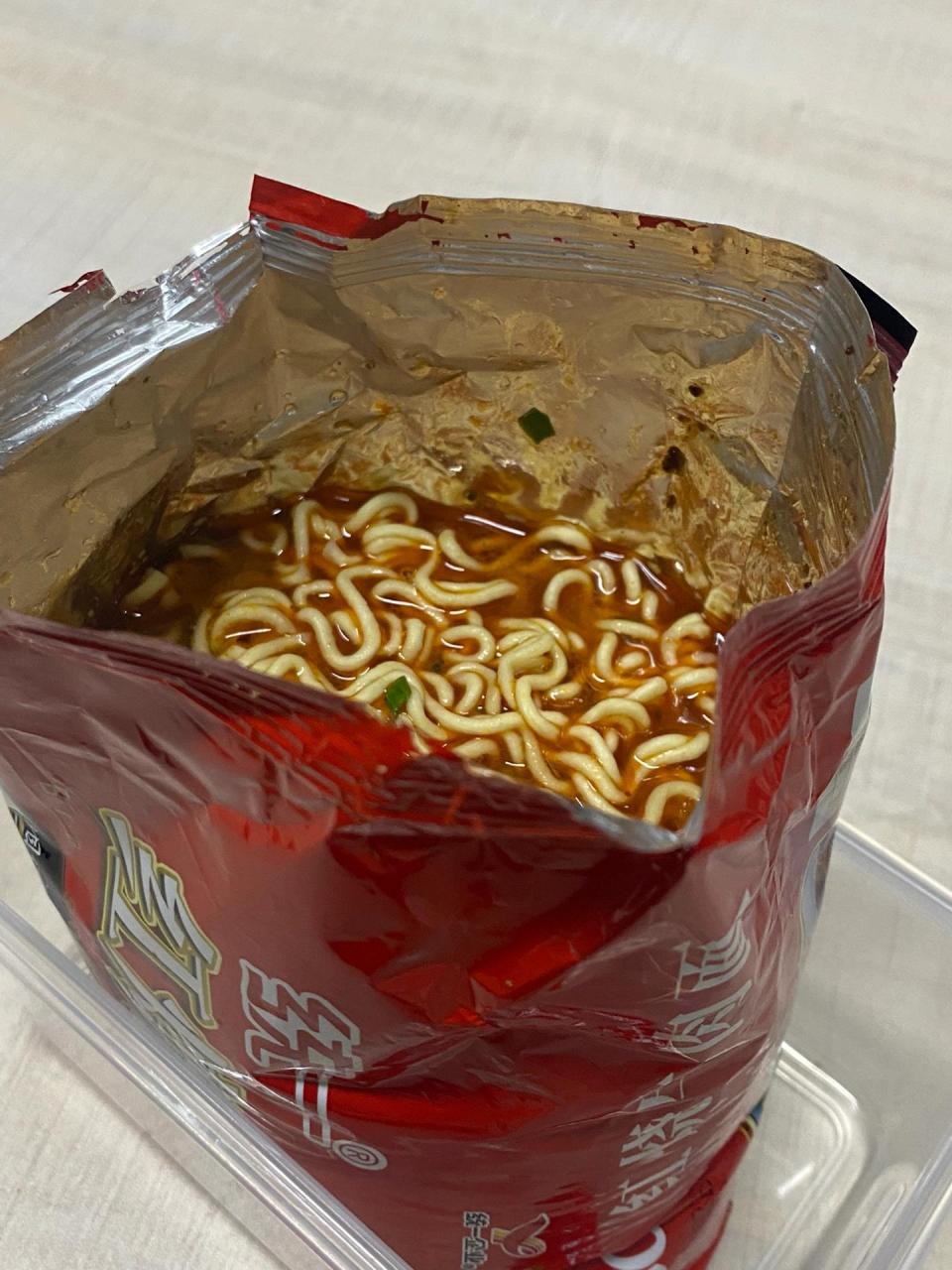 想问一下袋装泡面直接泡在包装袋里会有毒 吗