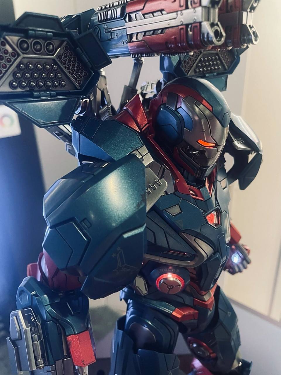 复联4钢铁爱国者:最酷的战争机器装甲 战争机器首次登场在mcu《钢铁侠