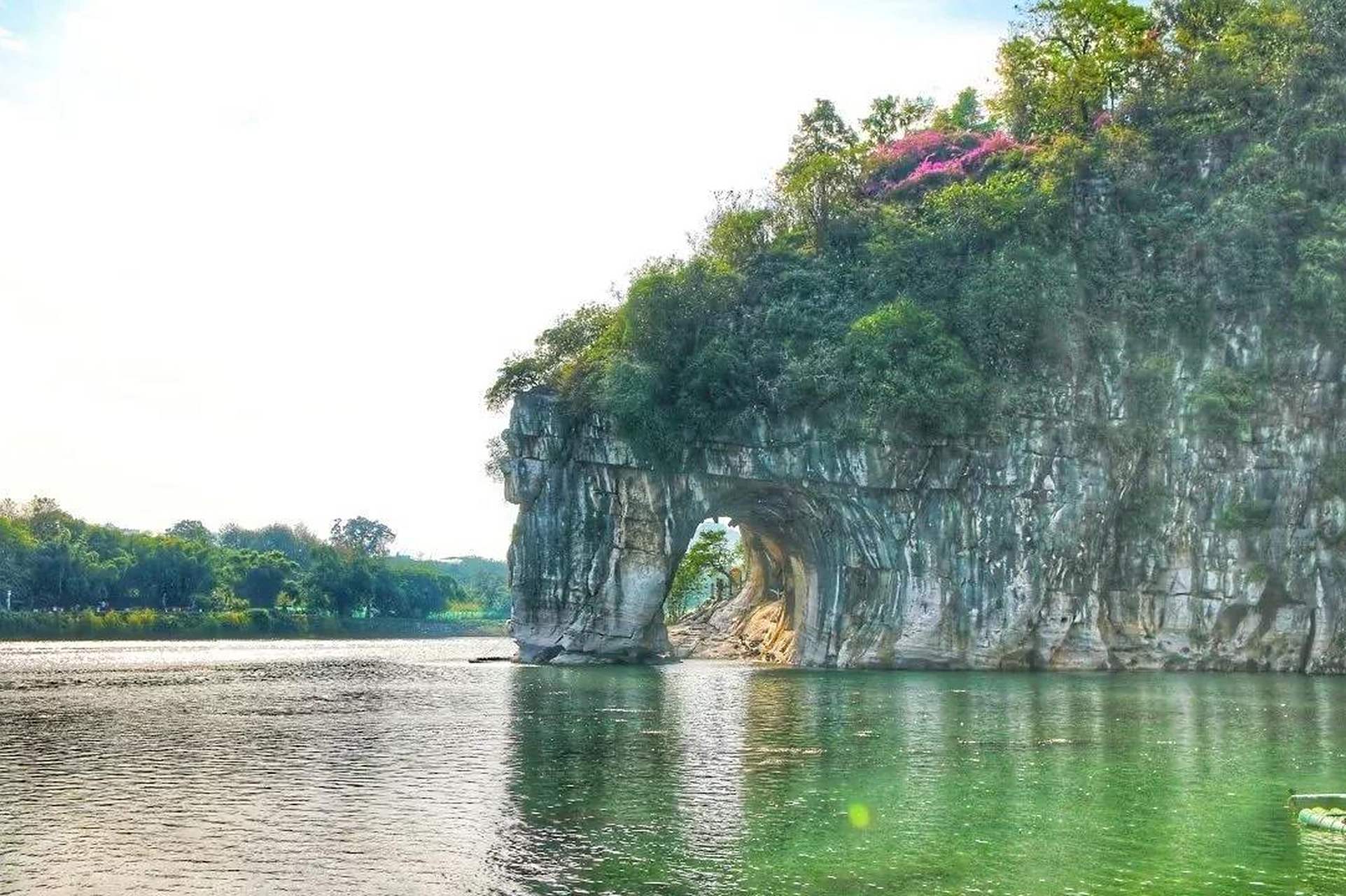 桂林——象鼻山 桂林象鼻山 象鼻山原名漓山,位于广西壮族自治区桂林
