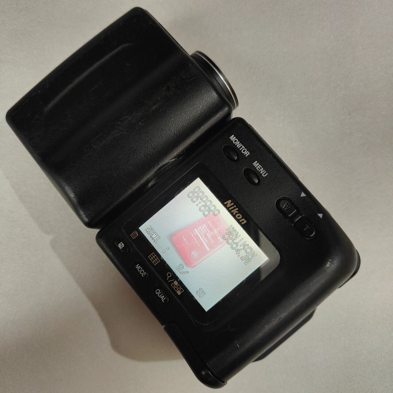 尼康coolpix950翻转屏ccd9315自拍 具体参数见上一条 电池仓卡扣