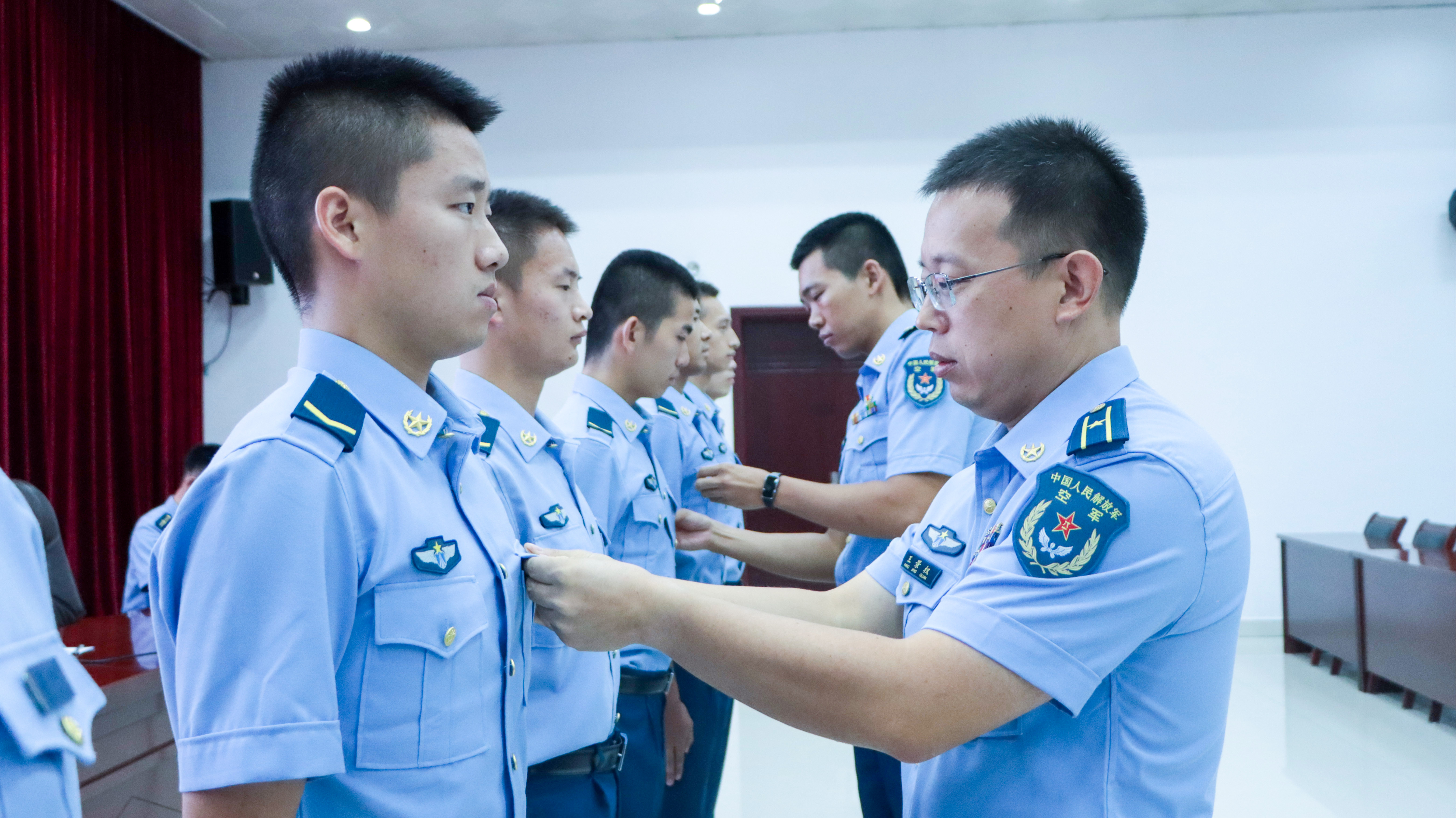 近日,东部战区空军某部举行通信岗位工号授予