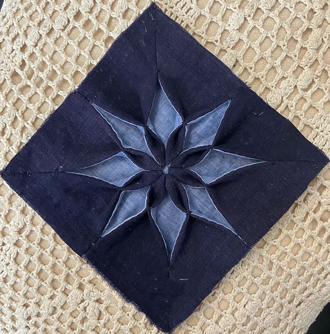 拼布八角莲花(附教程)  八角莲花是中国传统拼布的一个经典花样,需要