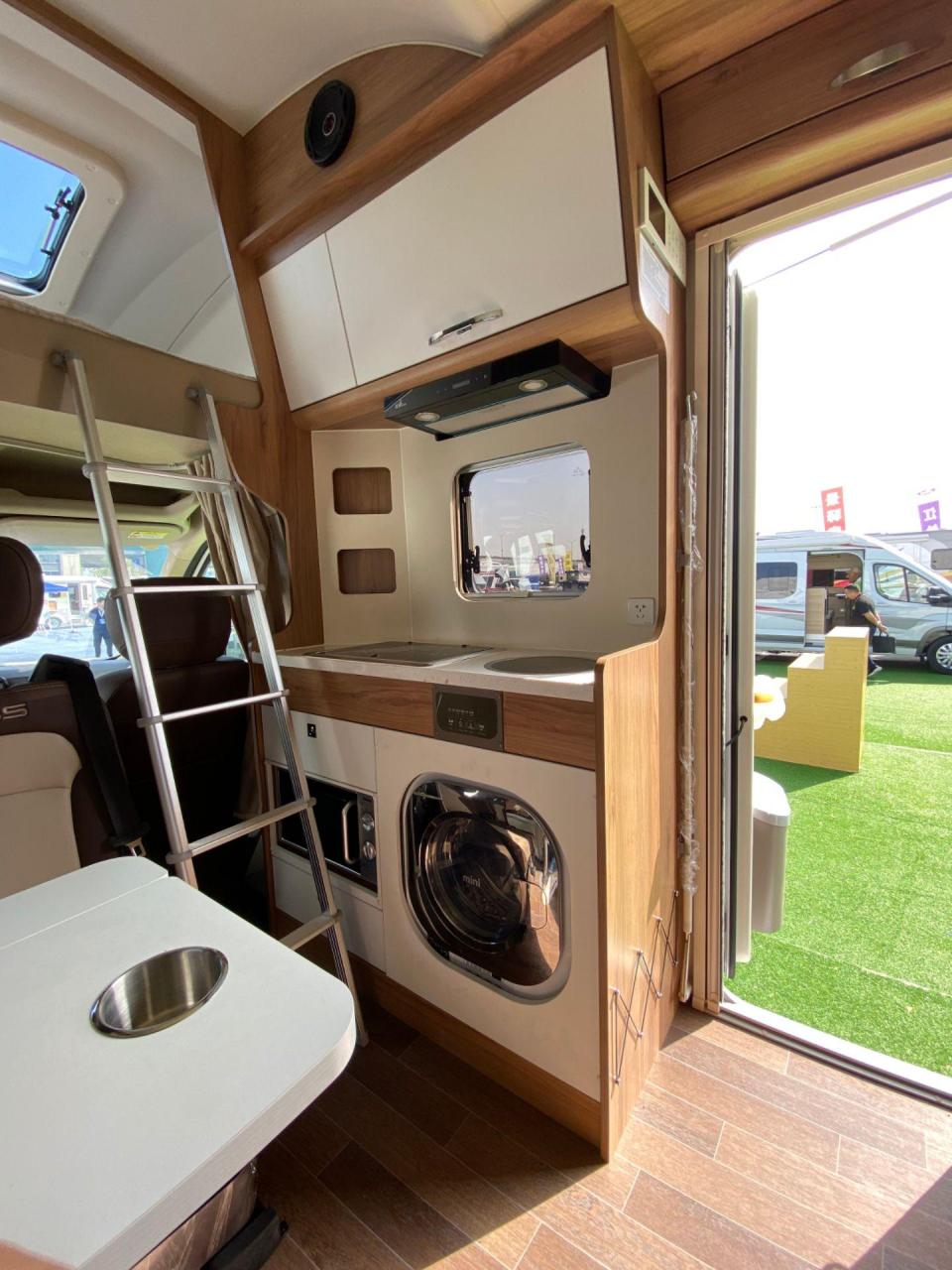 上汽大通原厂房车-生活家v100后拓,6座布局,对向卡座,原厂品质,特价车