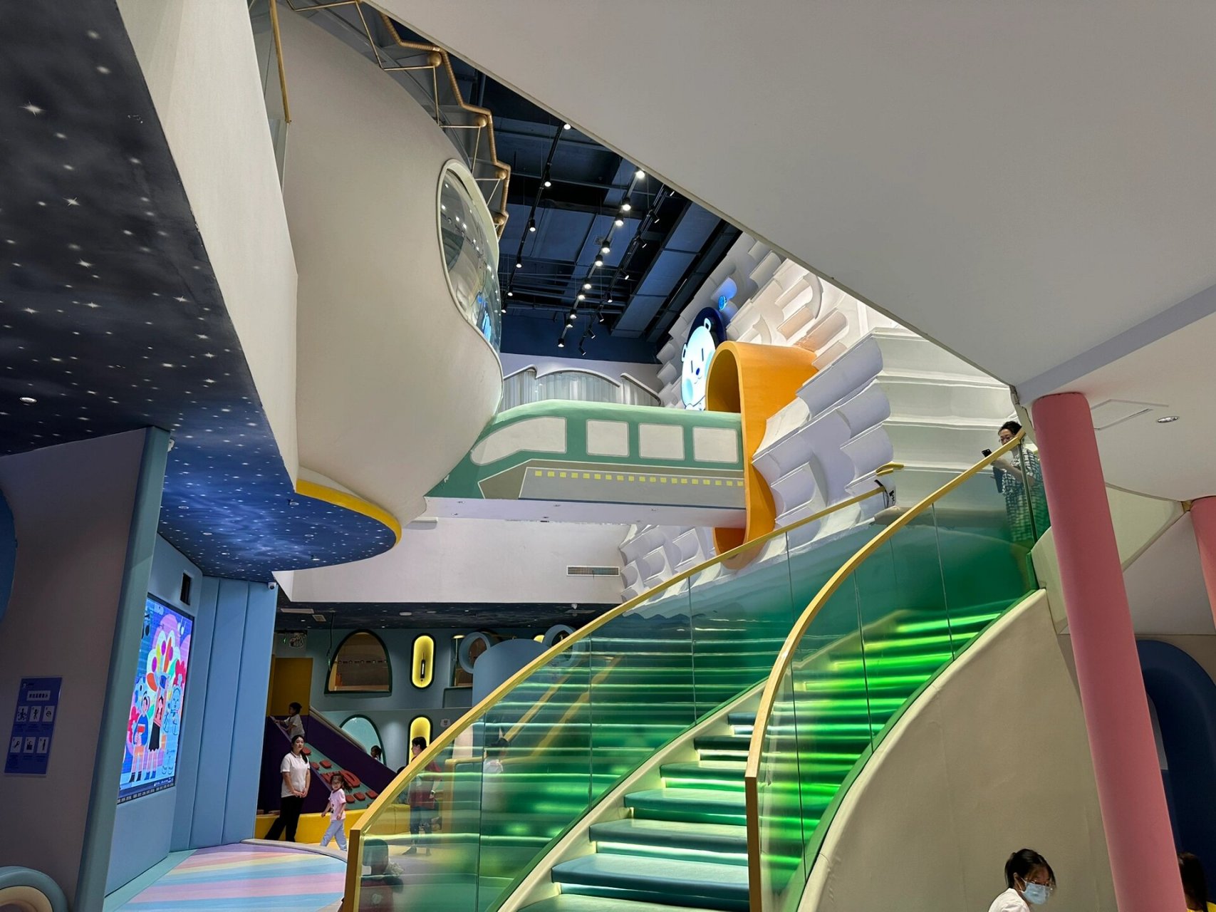 米乐作为游乐场的资深爱好者,每隔一段时间都会带他去畅玩,我也可以