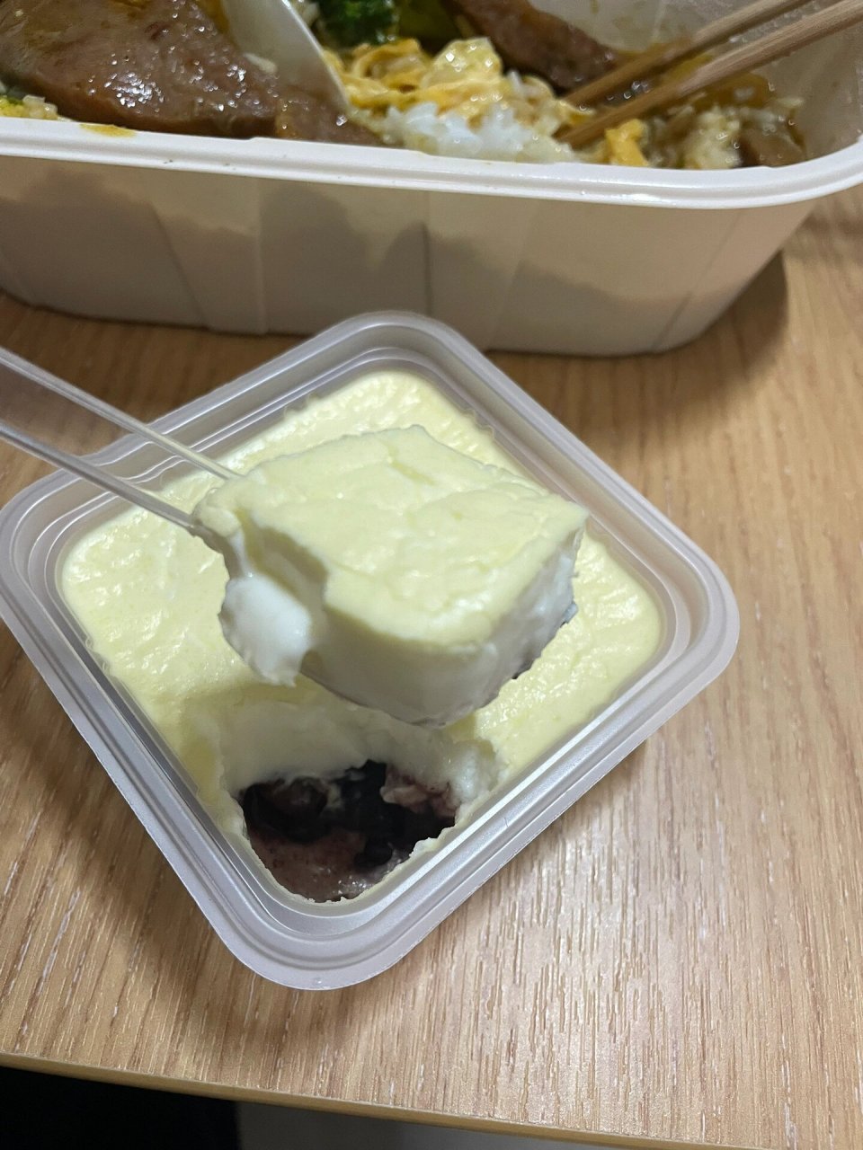 罗森新品双皮奶 很好吃,一打开就是淡黄的奶皮子,口感浓厚绵密香甜