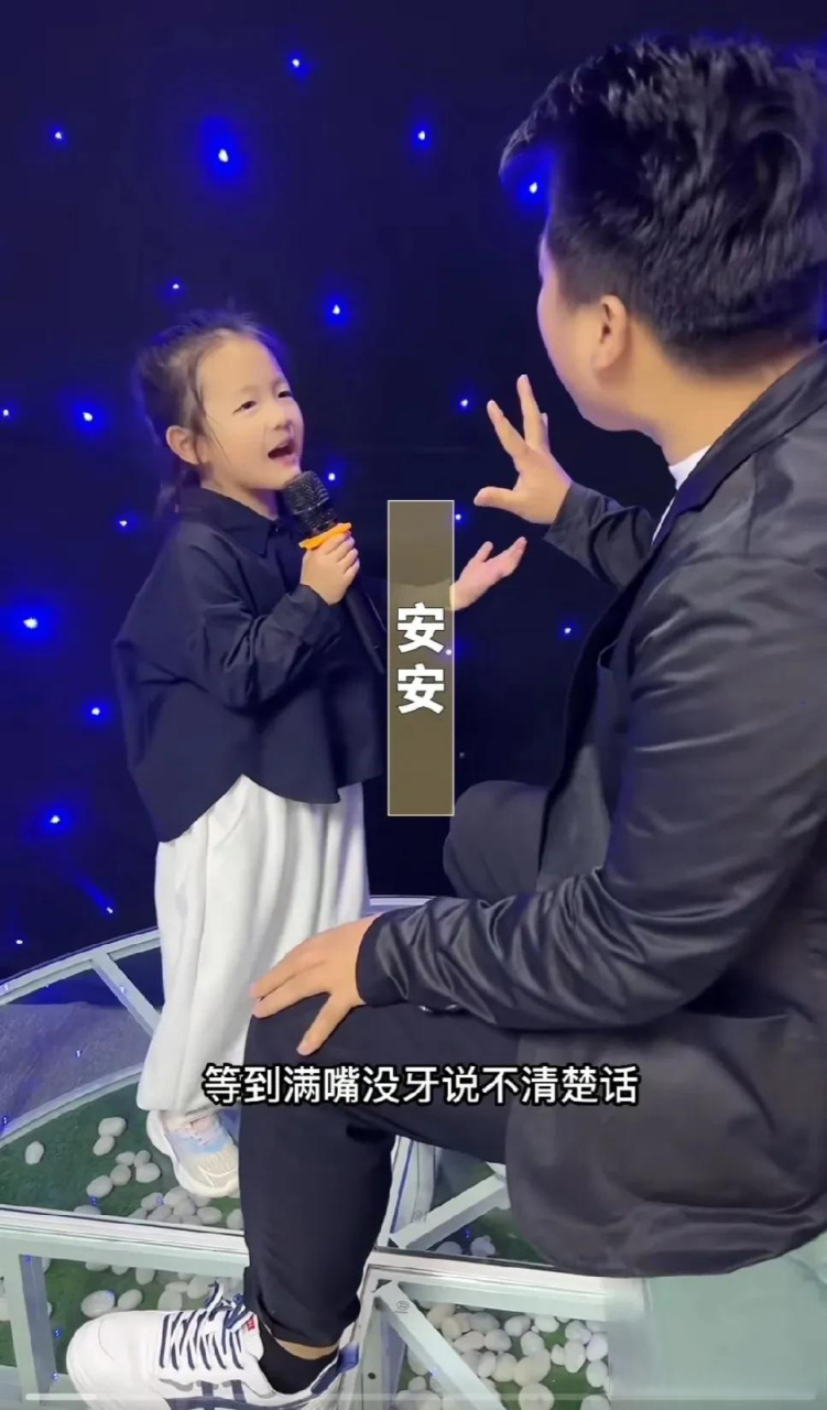 这是个失聪女孩,安安,在父亲帮助下唱出了天籁之音,她并听不见任何