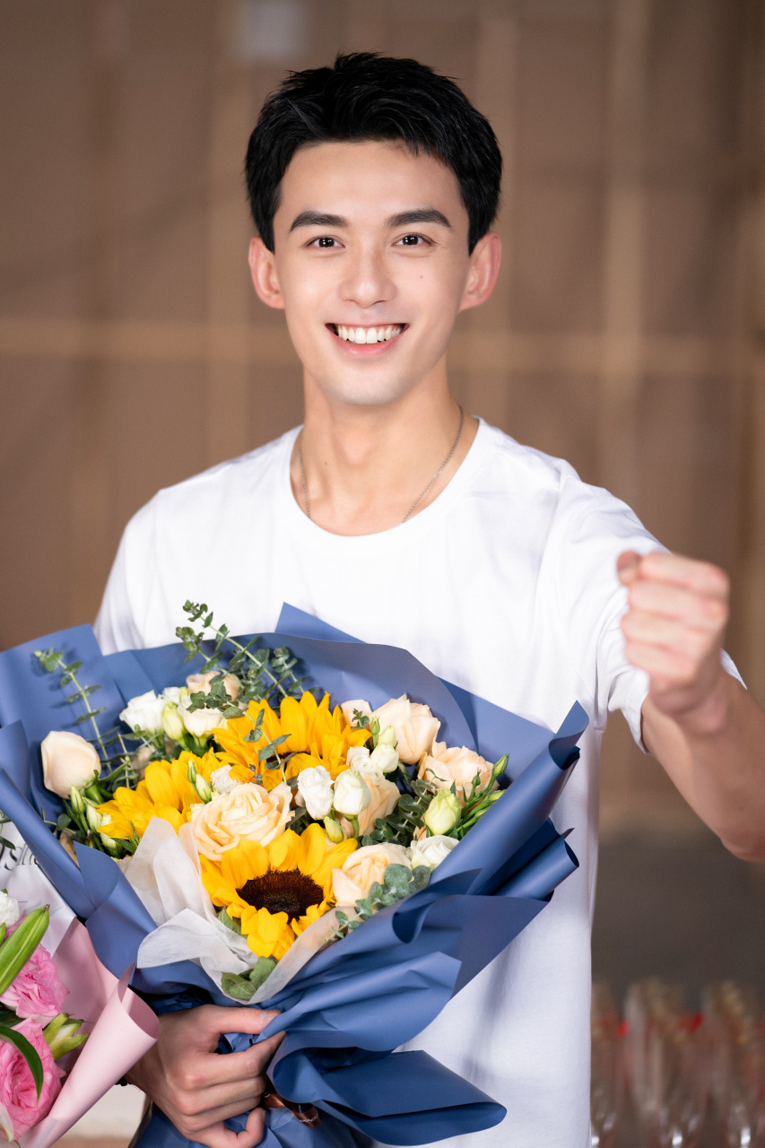 吴磊# 7615 #电视剧在暴雪时分# 吴磊杀青大吉 期待一场暴雪来临