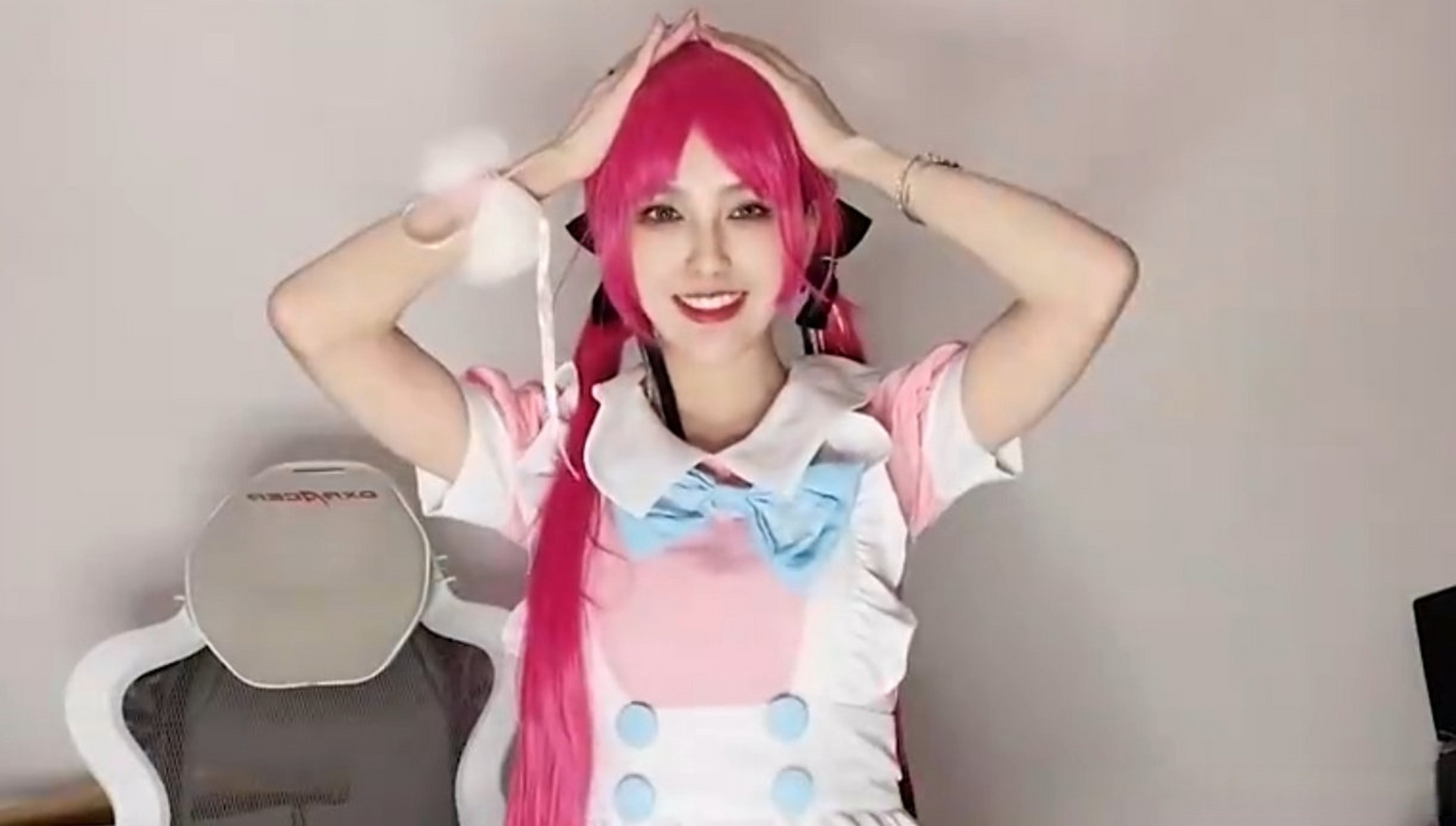 rita:喜欢软一点的电竞椅,太硬坐着不舒服  弹幕:主播推荐一下电竞椅?