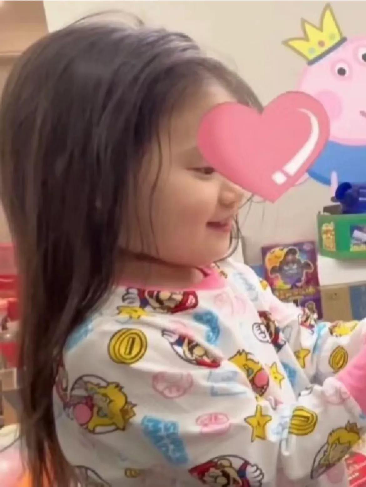 向佐郭碧婷女儿侧脸曝光 ,3岁cora大眼睛长相似混血儿,太可爱了,长大