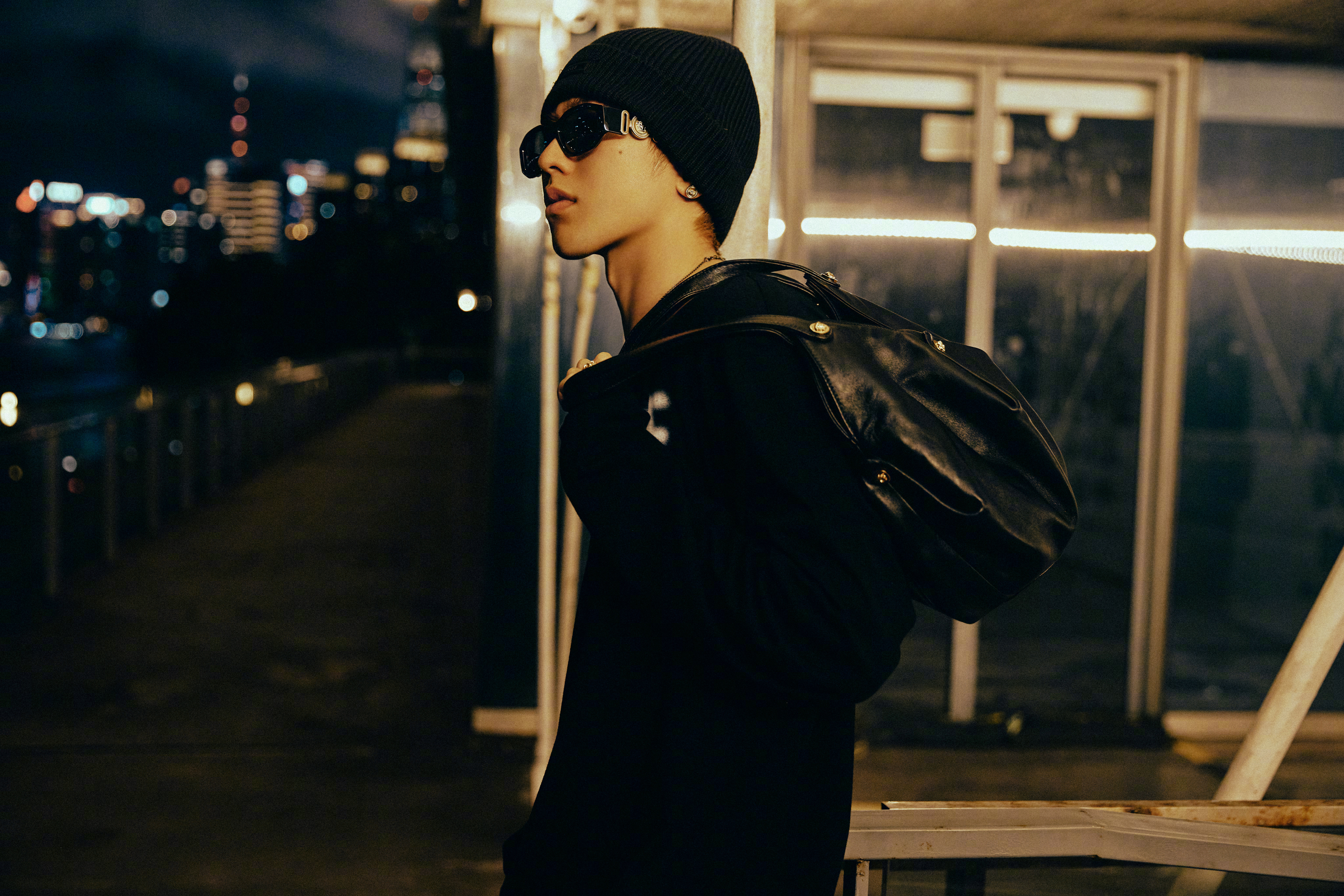 蔡徐坤夜幕侧颜照#在今年五月官宣versace全球代言人后,蔡徐坤 也