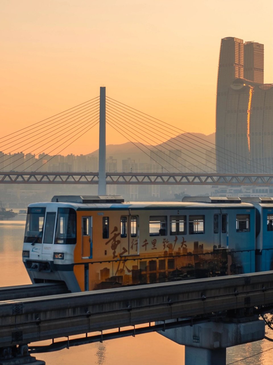 我最喜欢的九张重庆轻轨照片 众所周知,重庆的轻轨是可以上天入地