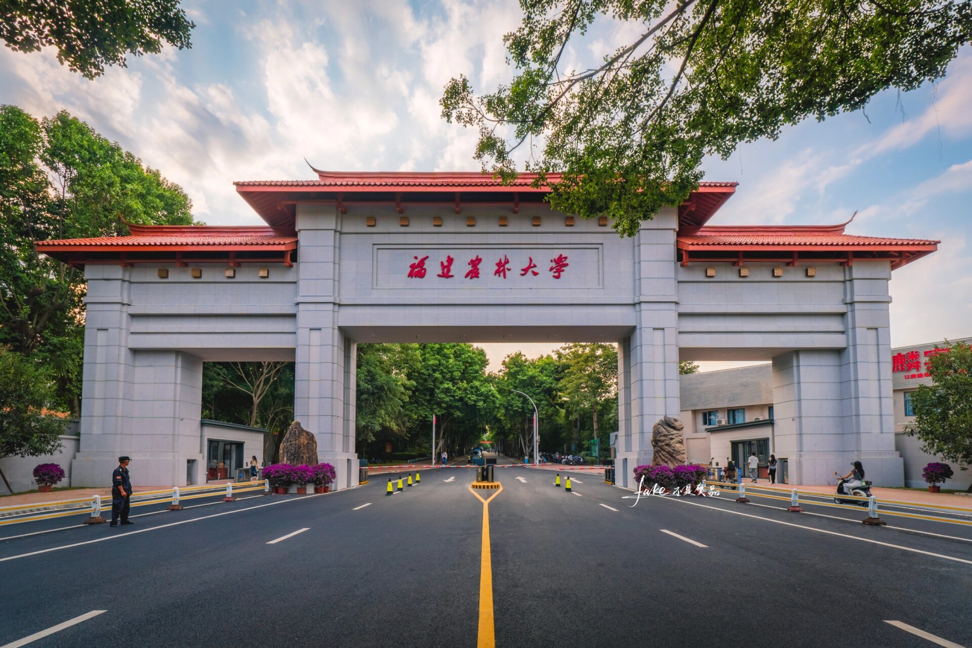 福建农林大学东门已经完工了,我们学校终于有大门了!
