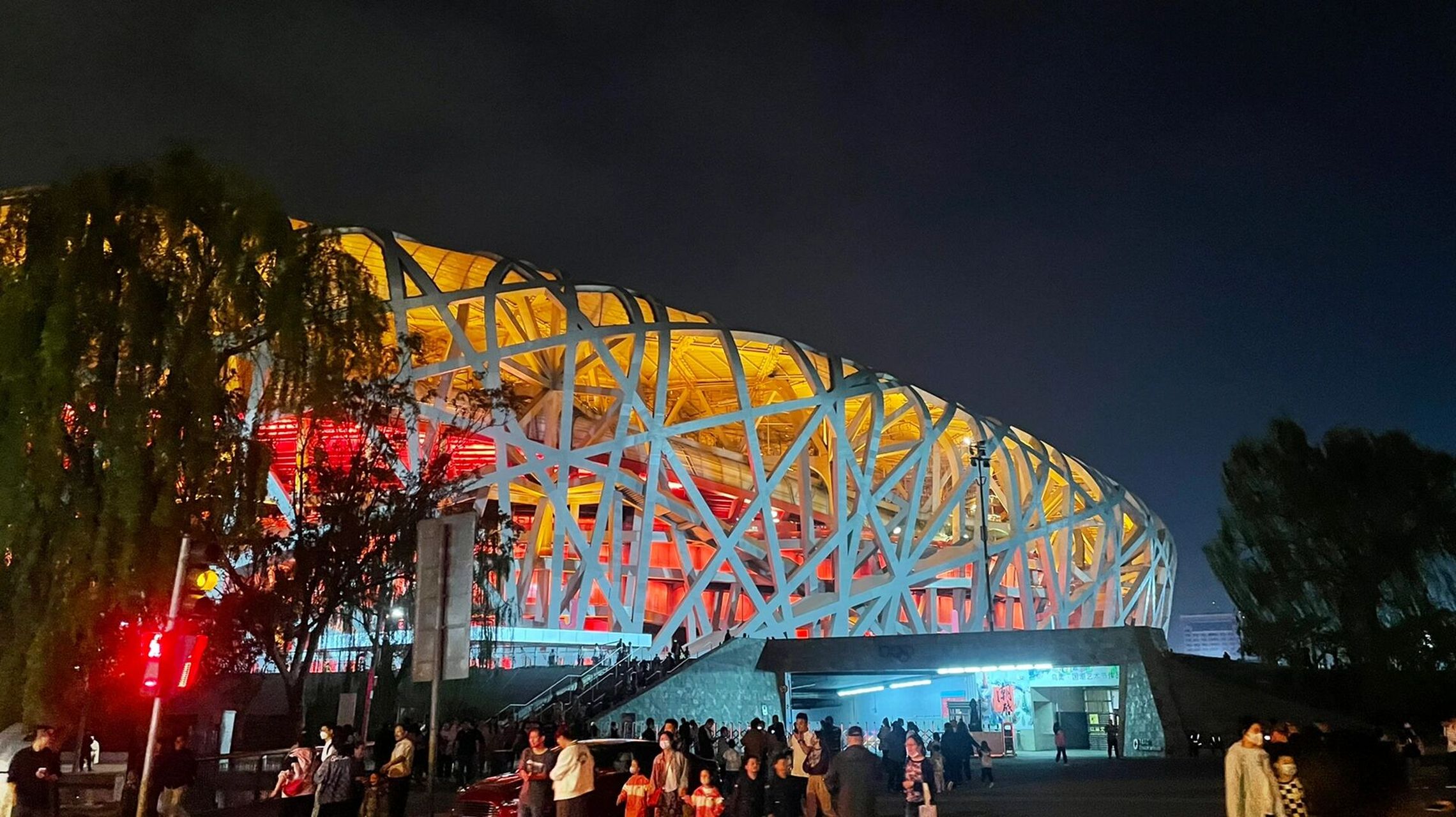 鸟巢夜景攻略 灯光时间:23年五一,鸟巢灯光开到 22 点,不要去的太晚.