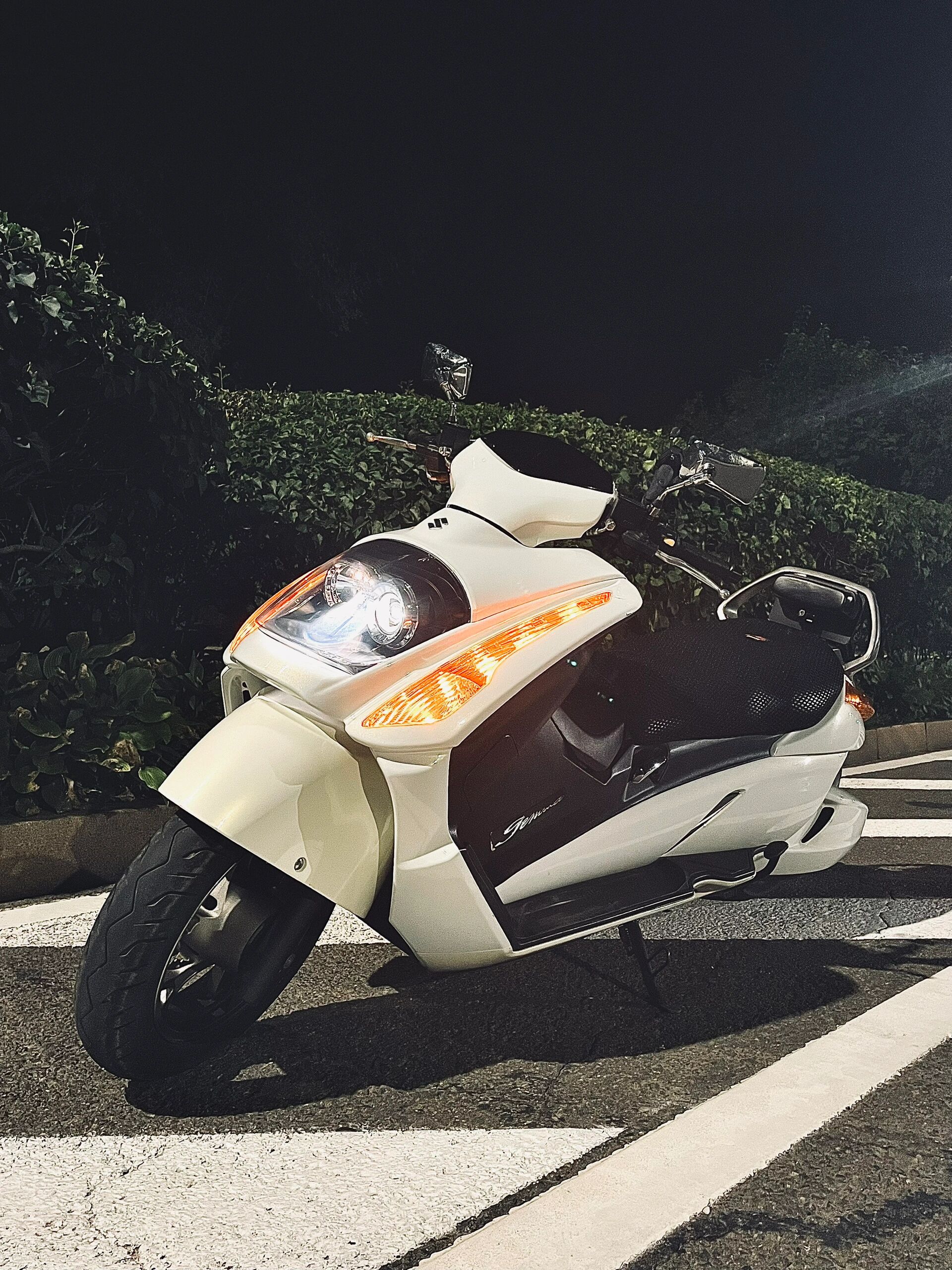 伽马太空船 珍珠白 电喷水冷豪华踏板摩托 加长车身 后置发动机独立