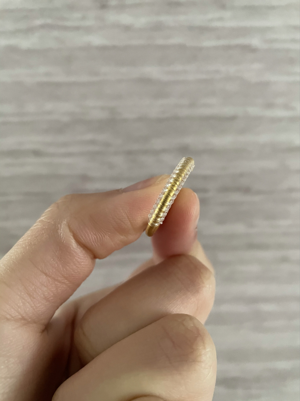 戒指戴着大了,可以用鱼线 戒指食指带着刚好合适,戴中指和无名指有些