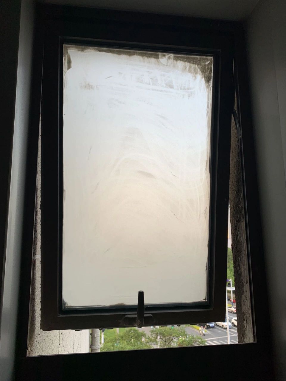 这种向上推的窗户你们都是怎么打扫干净的呢?