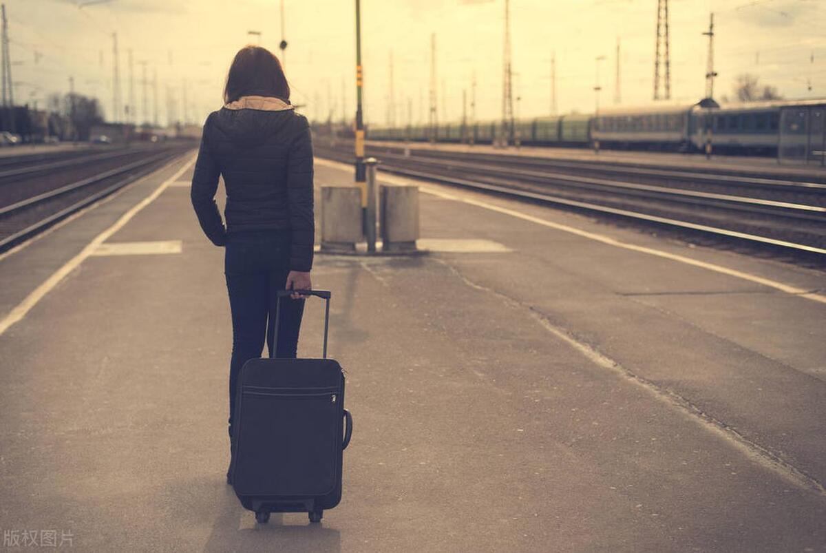 的图片提着行李箱远走的美女图片女人行走过马路背影高清视频素材