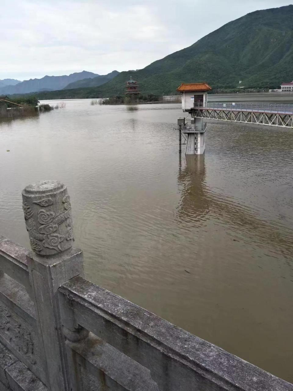 十三陵水库泄洪实拍