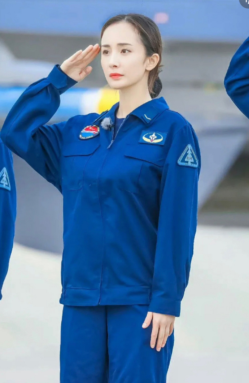 杨幂军装路透 又酷又飒的幂姐又回来了#杨幂