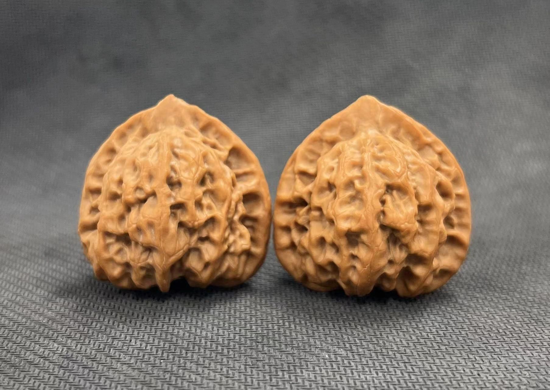 文玩核桃品种介绍—佛肚 佛肚的原树是在天津盘山风景区,所以也叫盘山