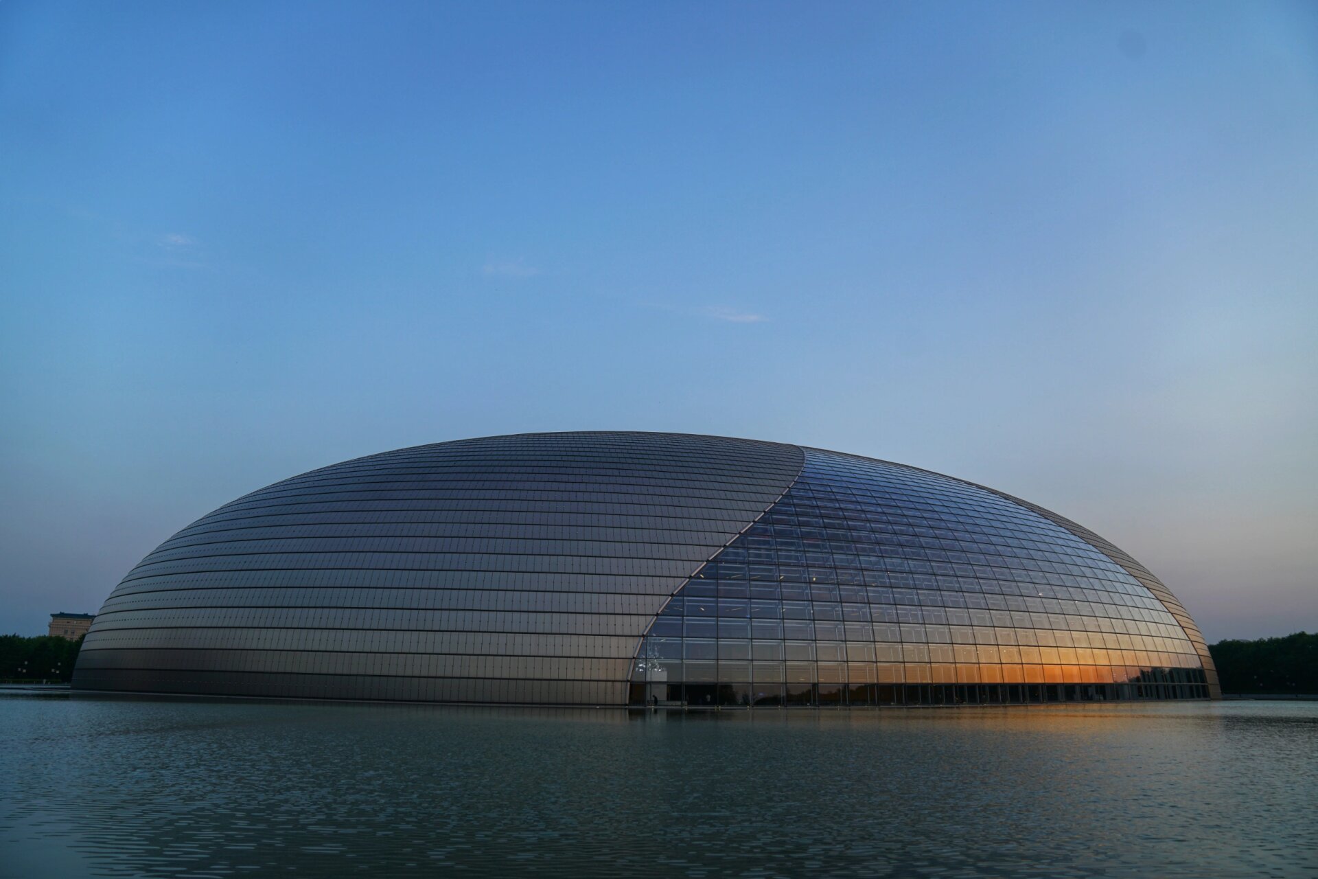 中国国家大剧院 中国国家大剧院由法国建筑师保罗·安德鲁主持设计