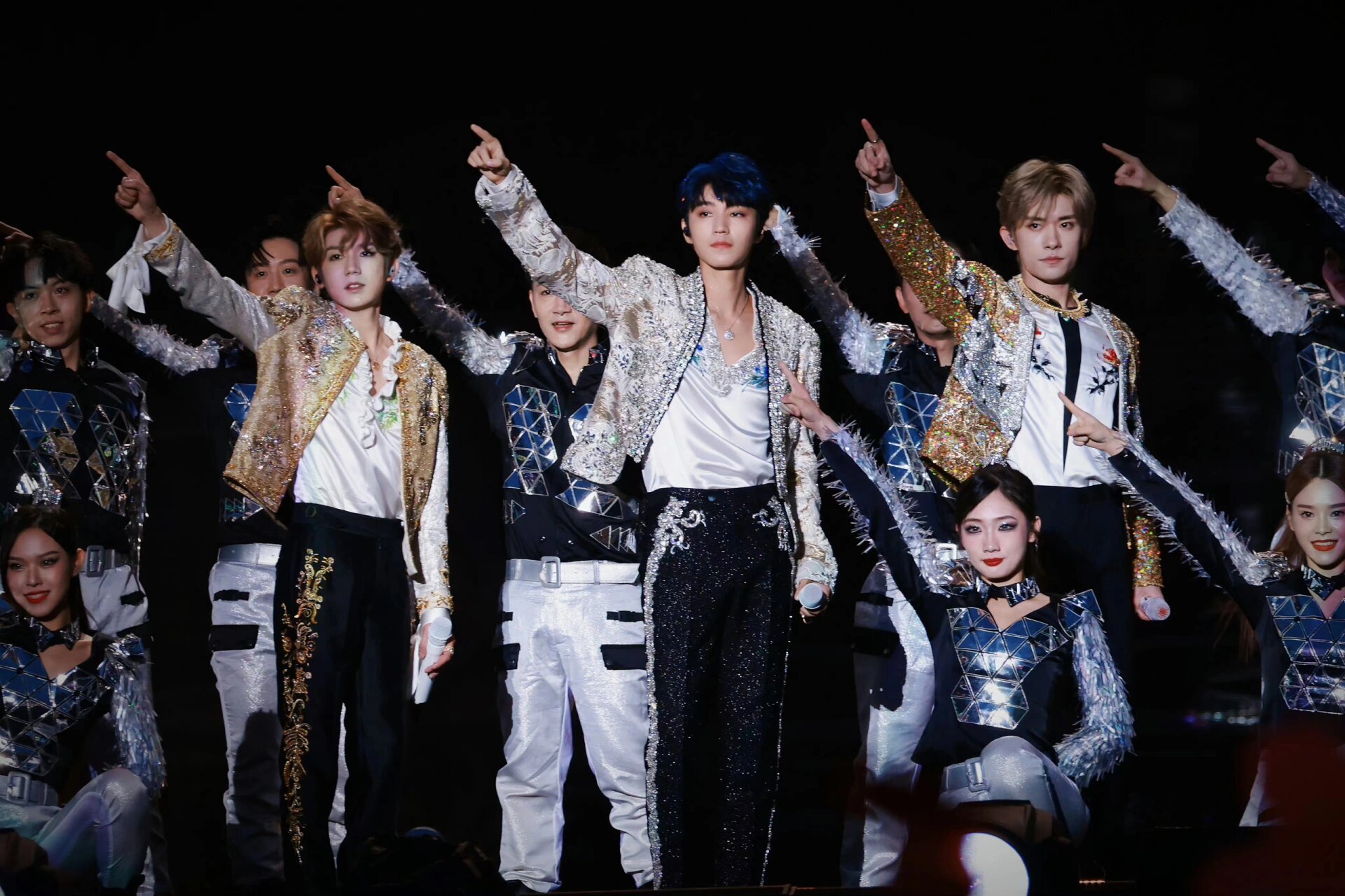 tfboys十周年照片 这两天刷抖音,微博,从各大站子那找到的关于他们三