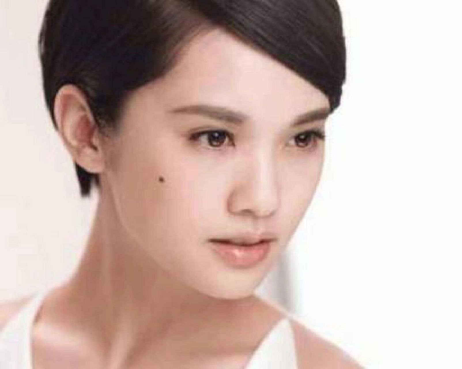 腮边处长痣  拥有这种类型痣的女性,也会具有吸引异性的特质.