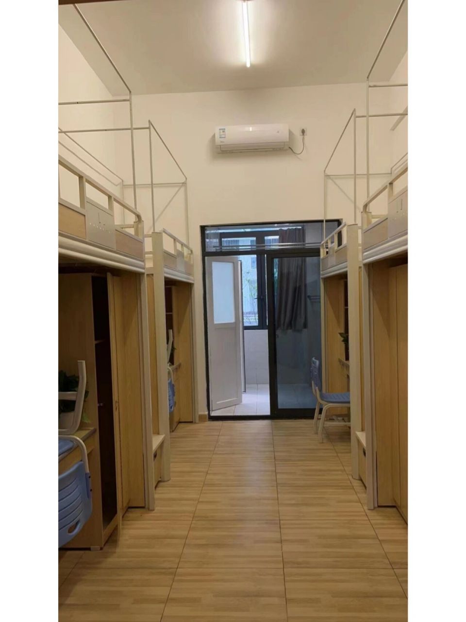 成都理工大学宜宾校区宿舍篇    1,每个寝室均为四人间,上床下桌,瓷砖