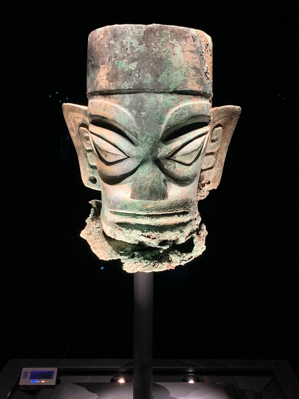 三星堆博物馆之青铜人像06 三星堆博物馆的青铜人像,基本上是商代