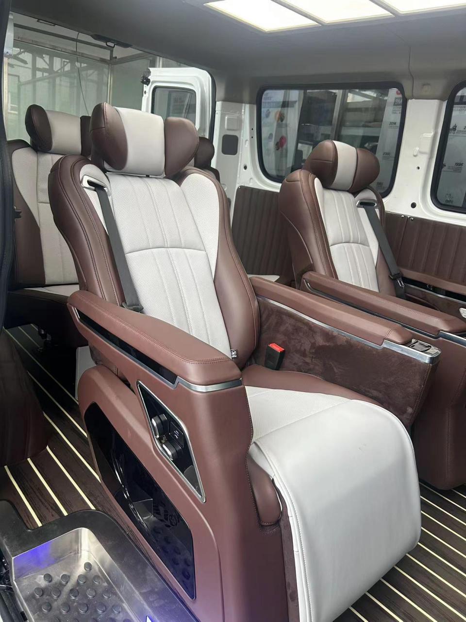 大通v80升级改装商务车内饰
