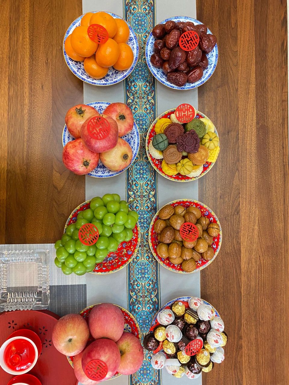 今天要给大家分享的是婚礼当天家中茶几上摆放的盘子应该选择什么样的