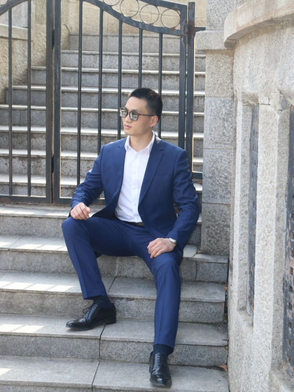 当正装帅哥戴上墨镜     戴上墨镜酷毙了