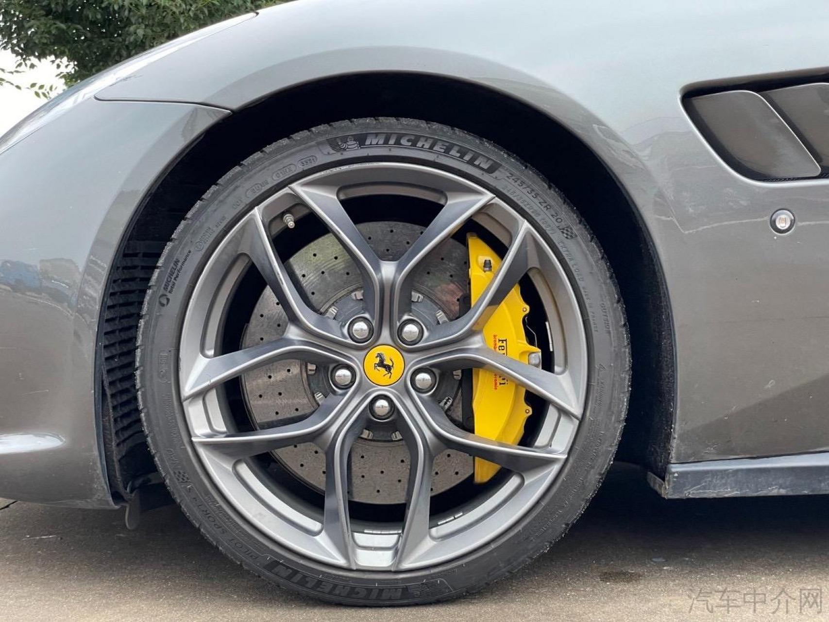 法拉利lussot 售价:218万元(还价不多) 上牌日期:2018年5月 车辆车型: