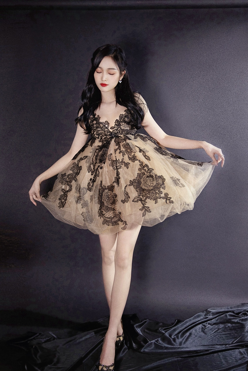 吴宣仪蕾丝绣花短裙美腿写真组图