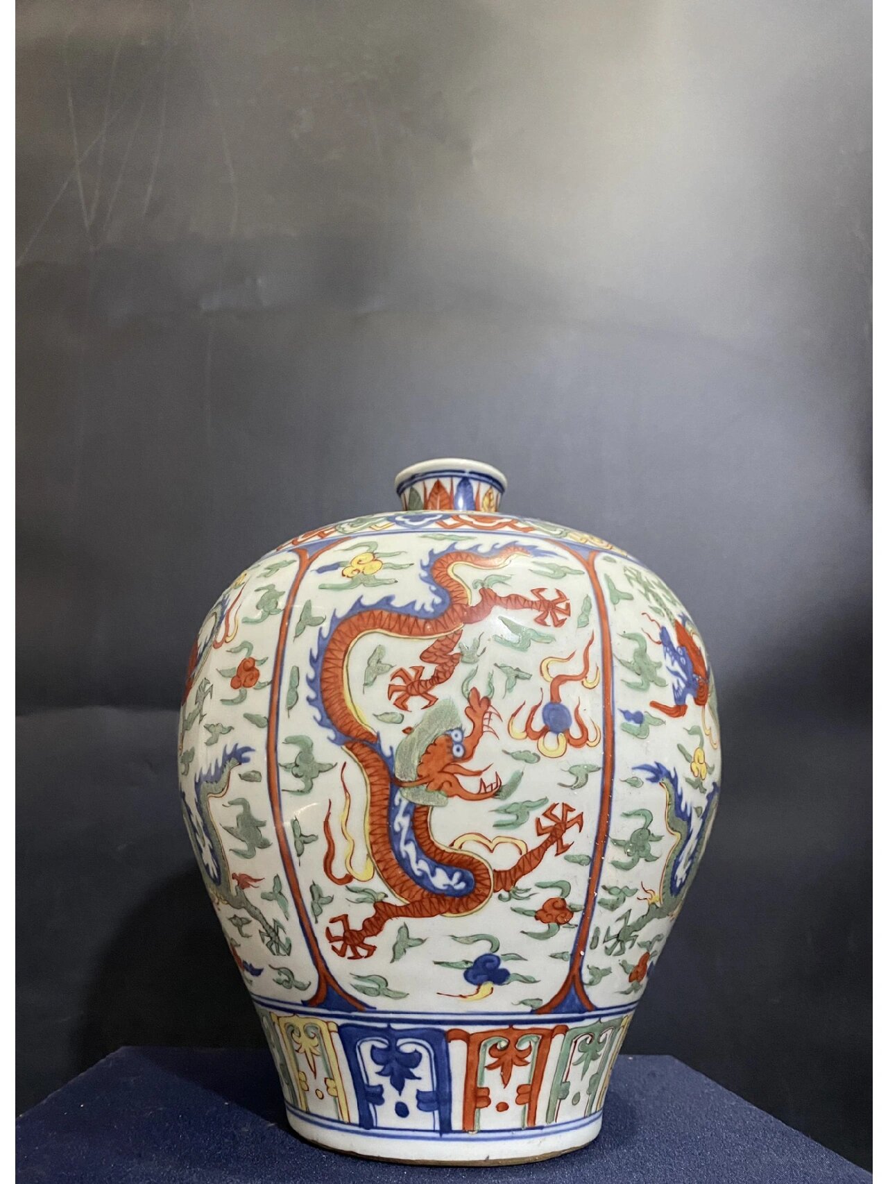 明万历五彩龙纹大肚瓶