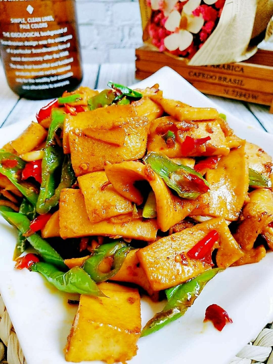 下饭菜香辣千页豆腐 一直都在店里点湘菜吃,这次特意准备了千页豆腐,