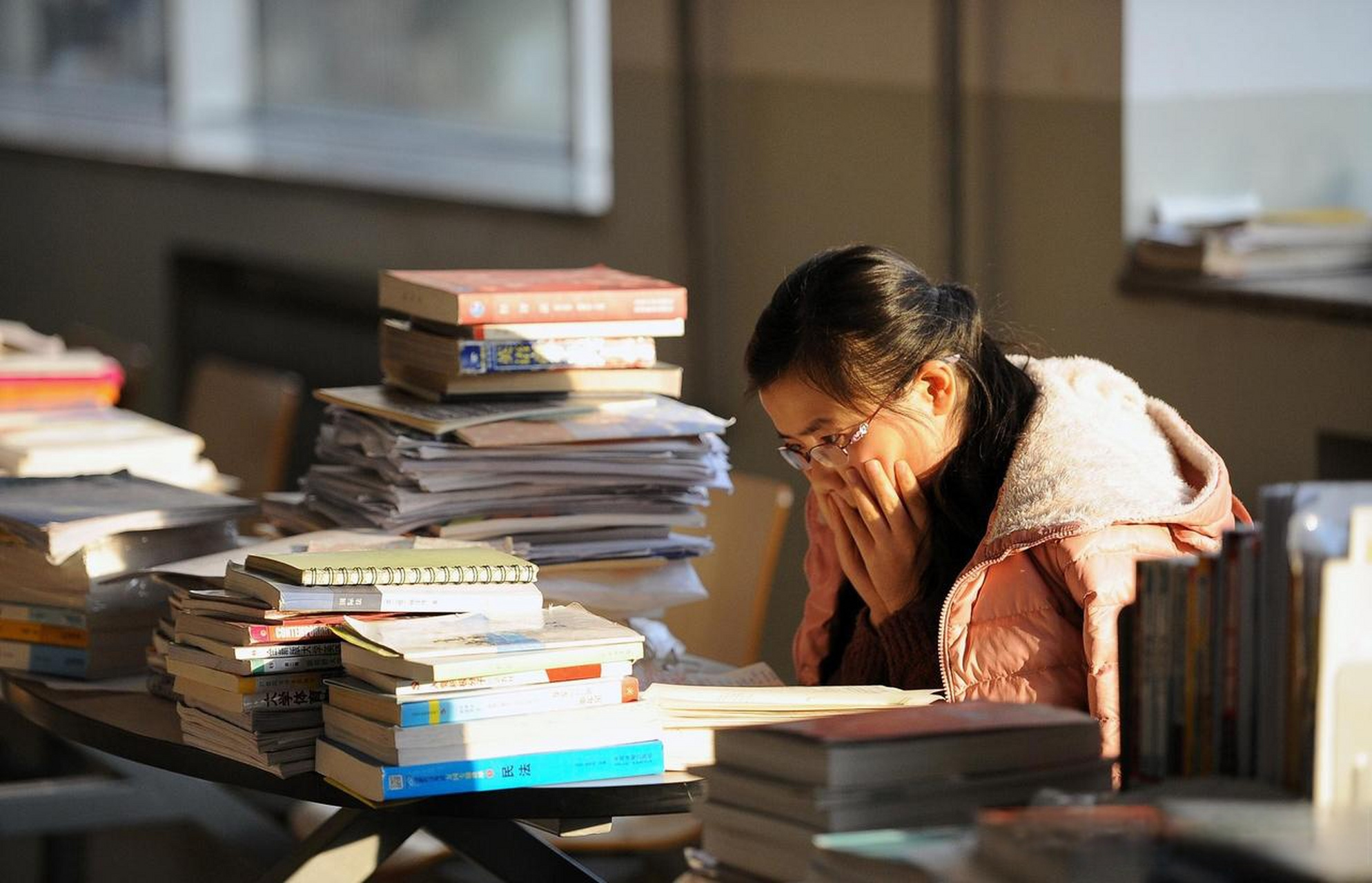 对女儿束手无策了  朋友有个女儿,大学毕业之后选择了考研.