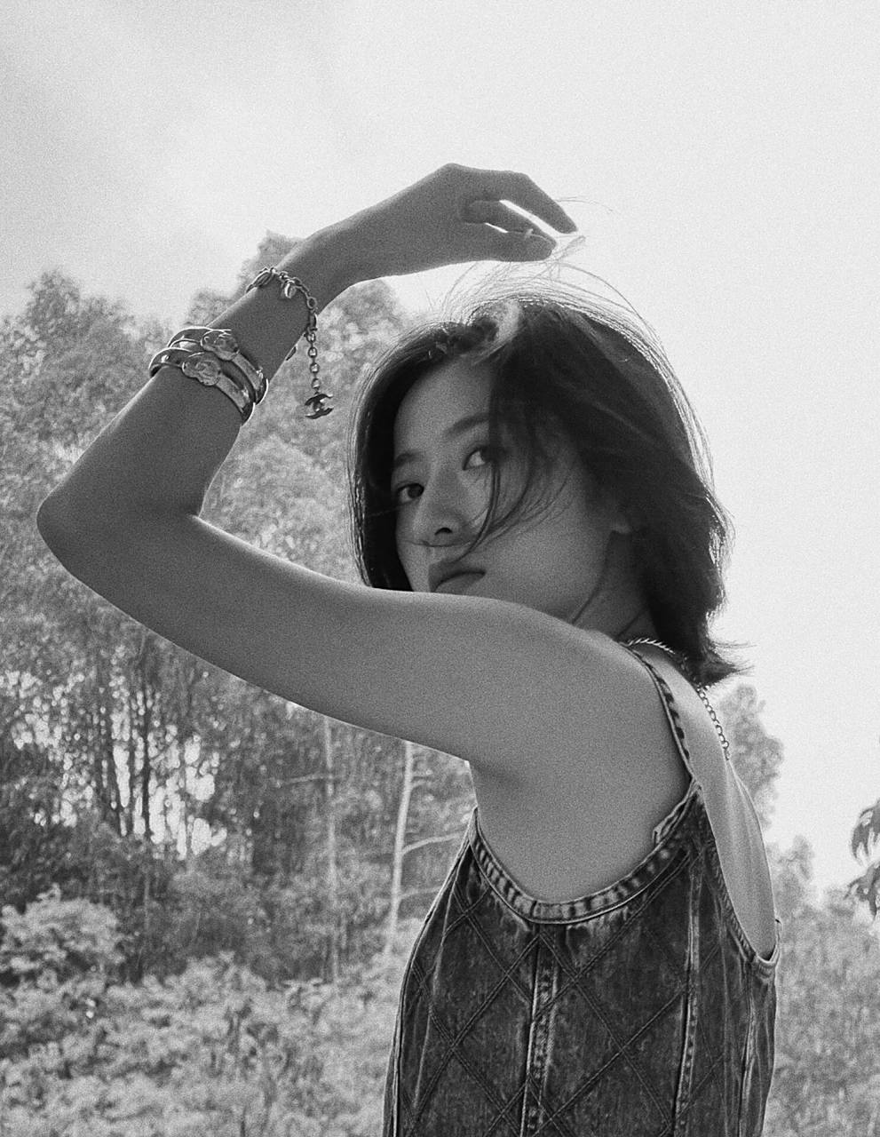 美女演员—周雨彤 安徽淮南姑娘周雨彤牛仔吊带低胸短裙的妆扮怎么样