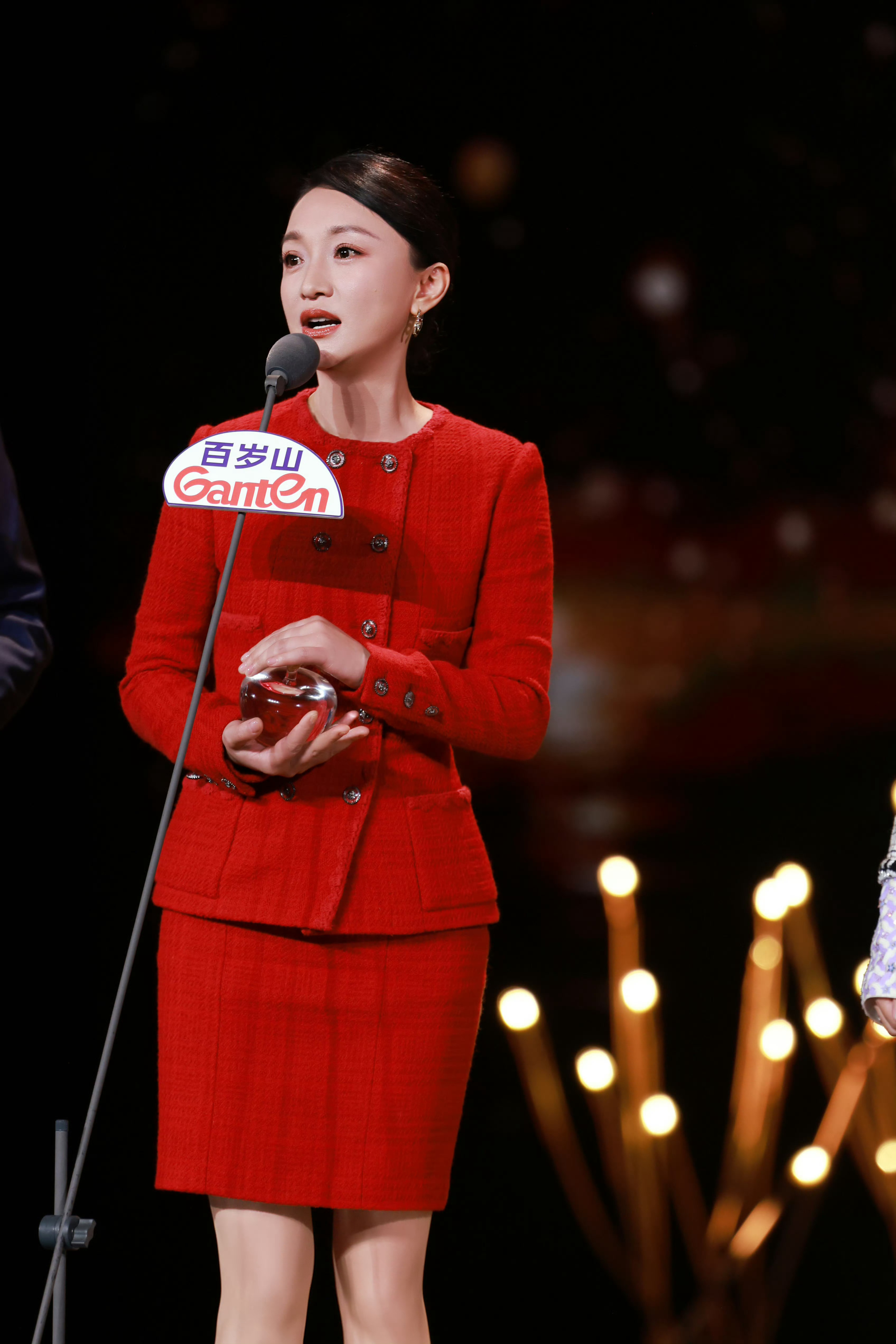 i周迅 是《大明宫词》里古灵精怪的太平公主,是《红高粱》敢爱敢恨的